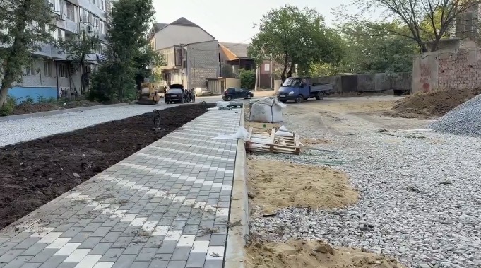 Детская площадка, воркаут и новые парковки: двор в Махачкале преобразят после 30 лет запустения