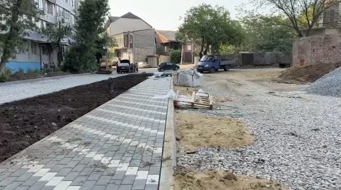 Детская площадка, воркаут и новые парковки: двор в Махачкале преобразят после 30 лет запустения