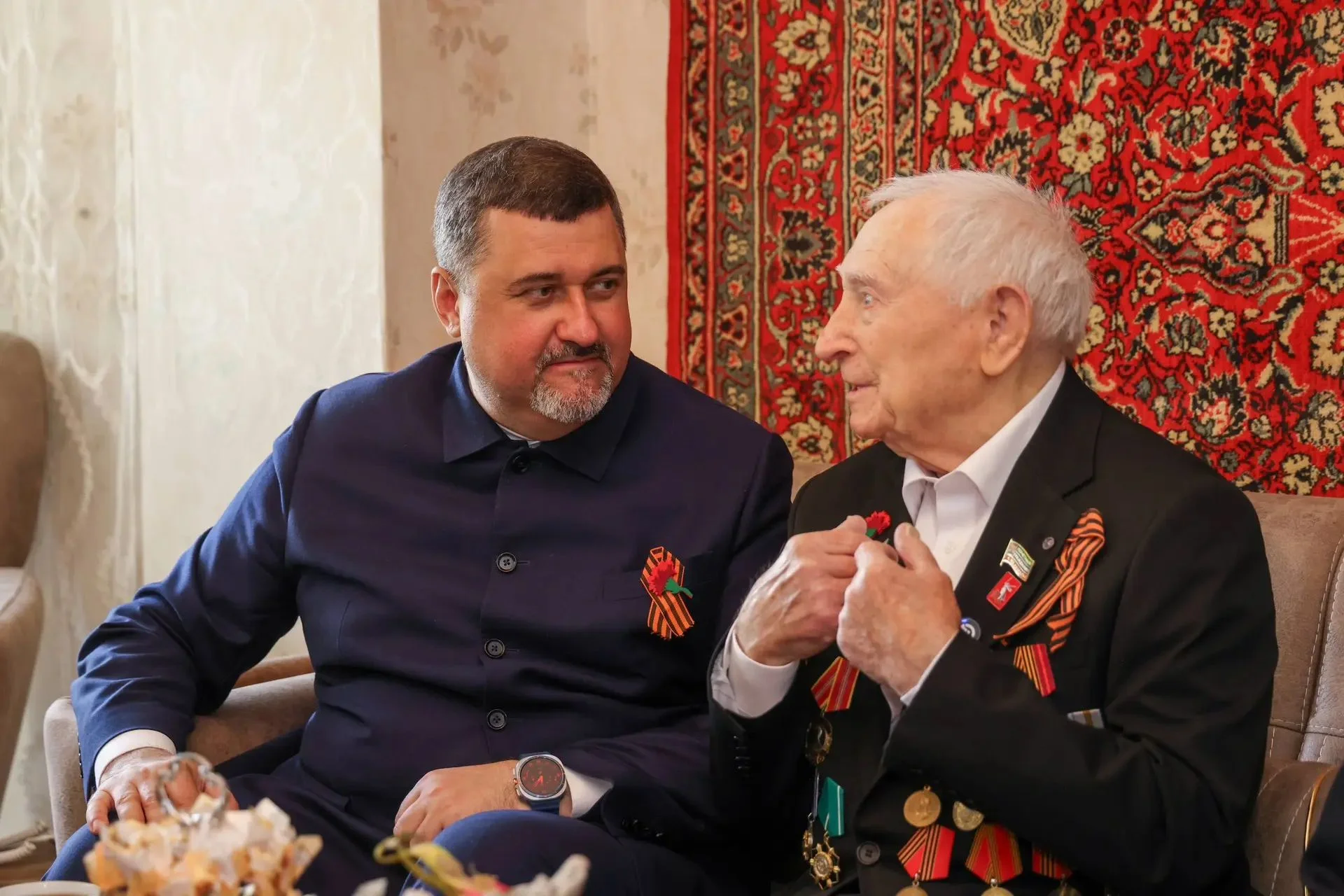 Ветеран Юрий Петрухин принимает поздравления с днем рождения