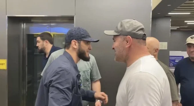 17 побед подряд и новый рекорд UFC: Ислам Махачев вернулся домой