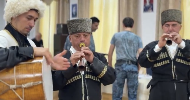 В Касумкенте избирателей встретили народной музыкой и песнями