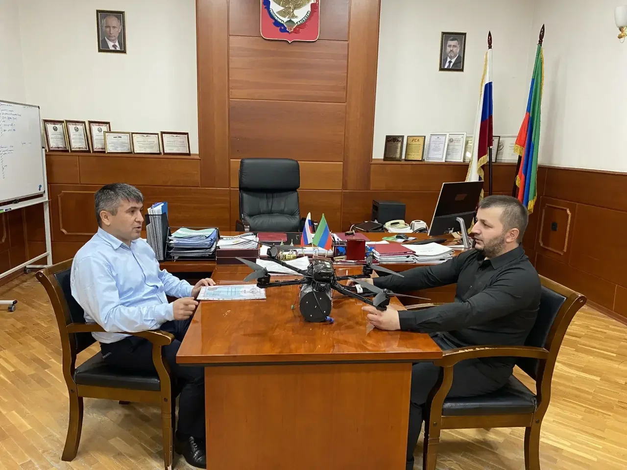 Участник СВО из Кужника подарил главе Табасаранского района оптоволоконный дрон