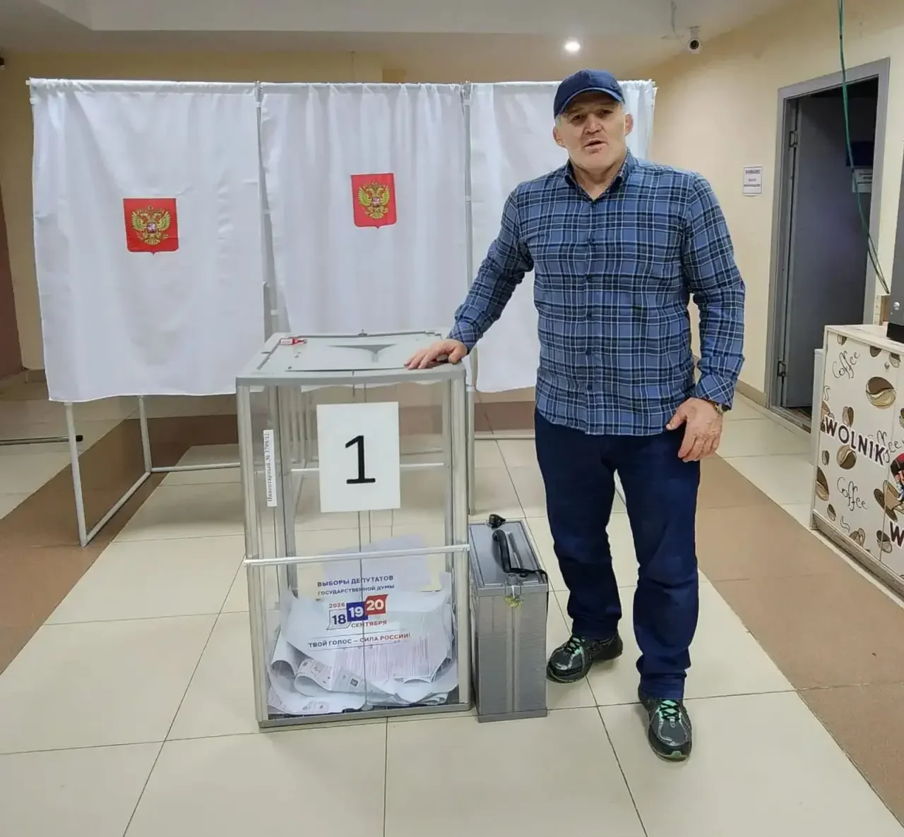 Курамагомед Курамагомедов принял участие в голосовании на участке №0600 в Каспийске