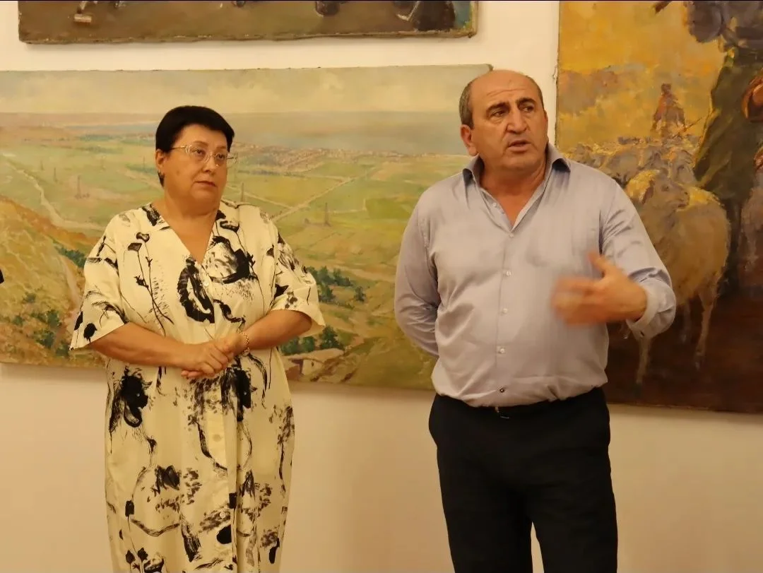 Код нации в красках и металле