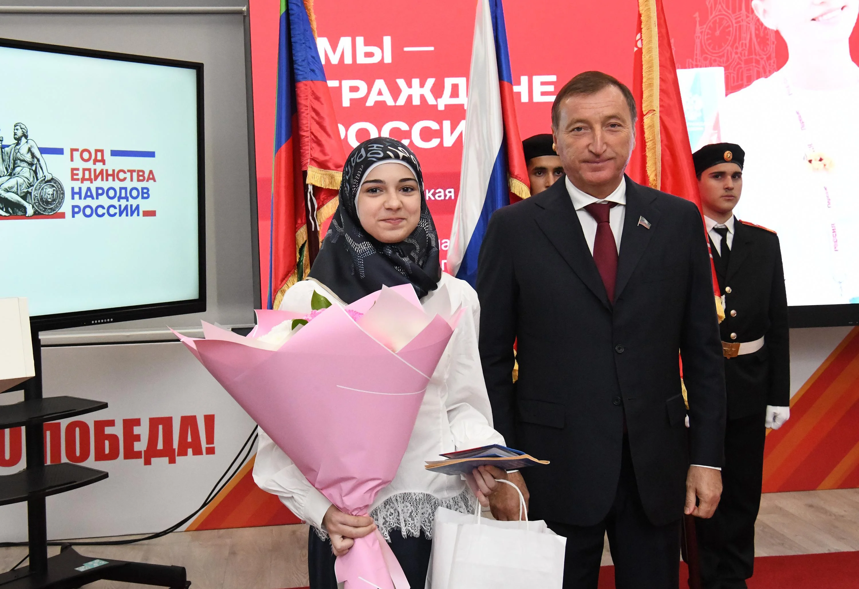 «Мы - граждане России!»: в Махачкале школьникам вручили первые паспорта
