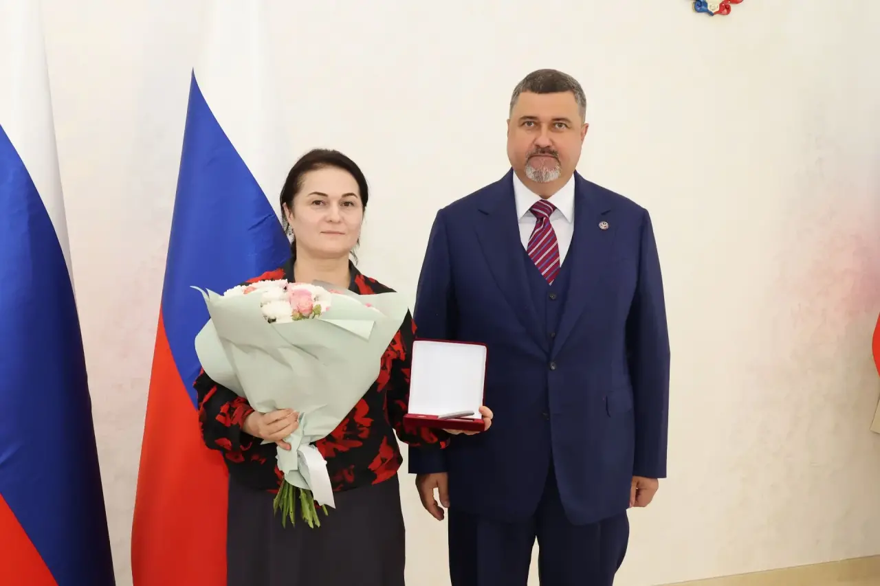 Фёдор Щукин наградил работников образования и здравоохранения Дагестана