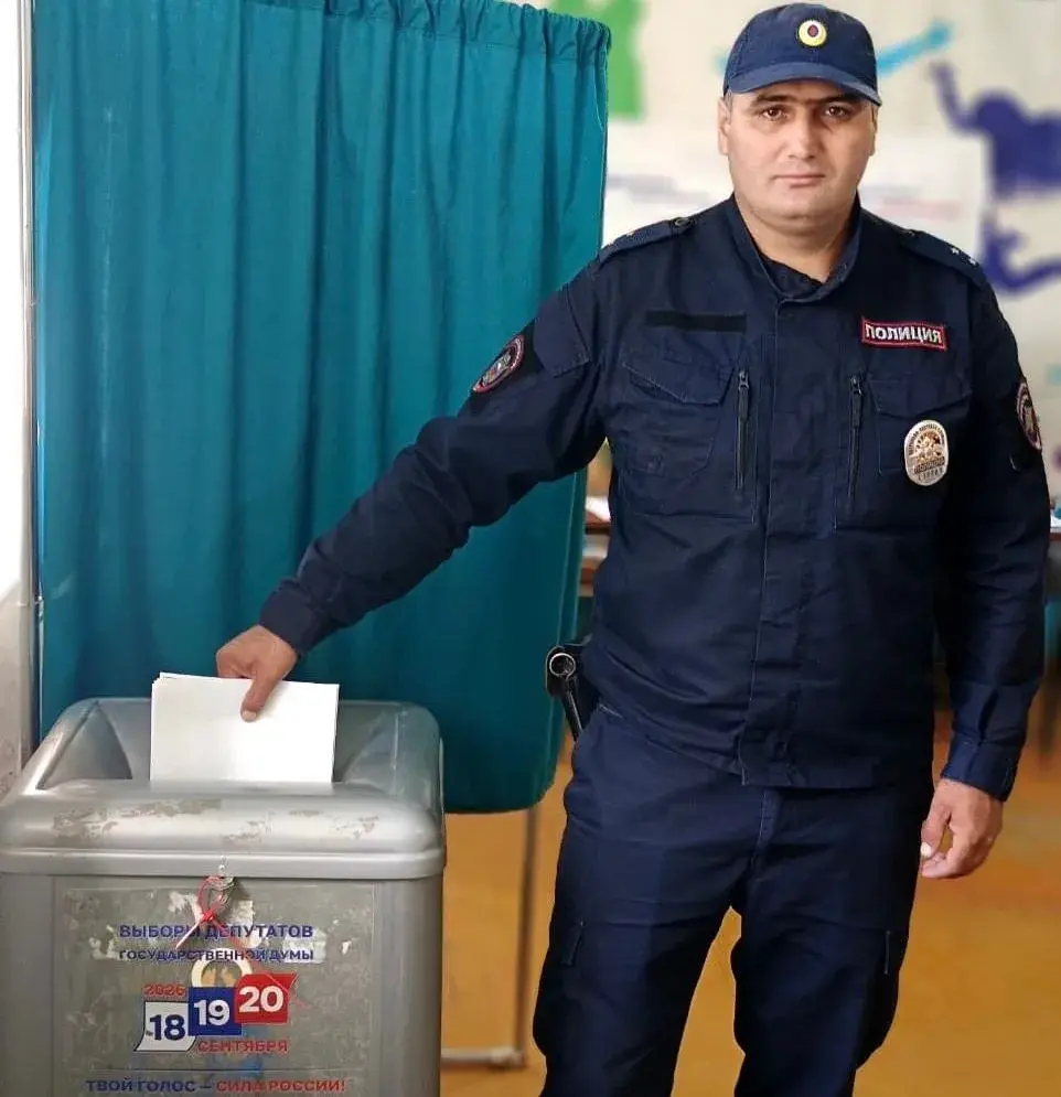 Жители Гумбетовского района приходят на выборы: одним из первых проголосовал полицейский