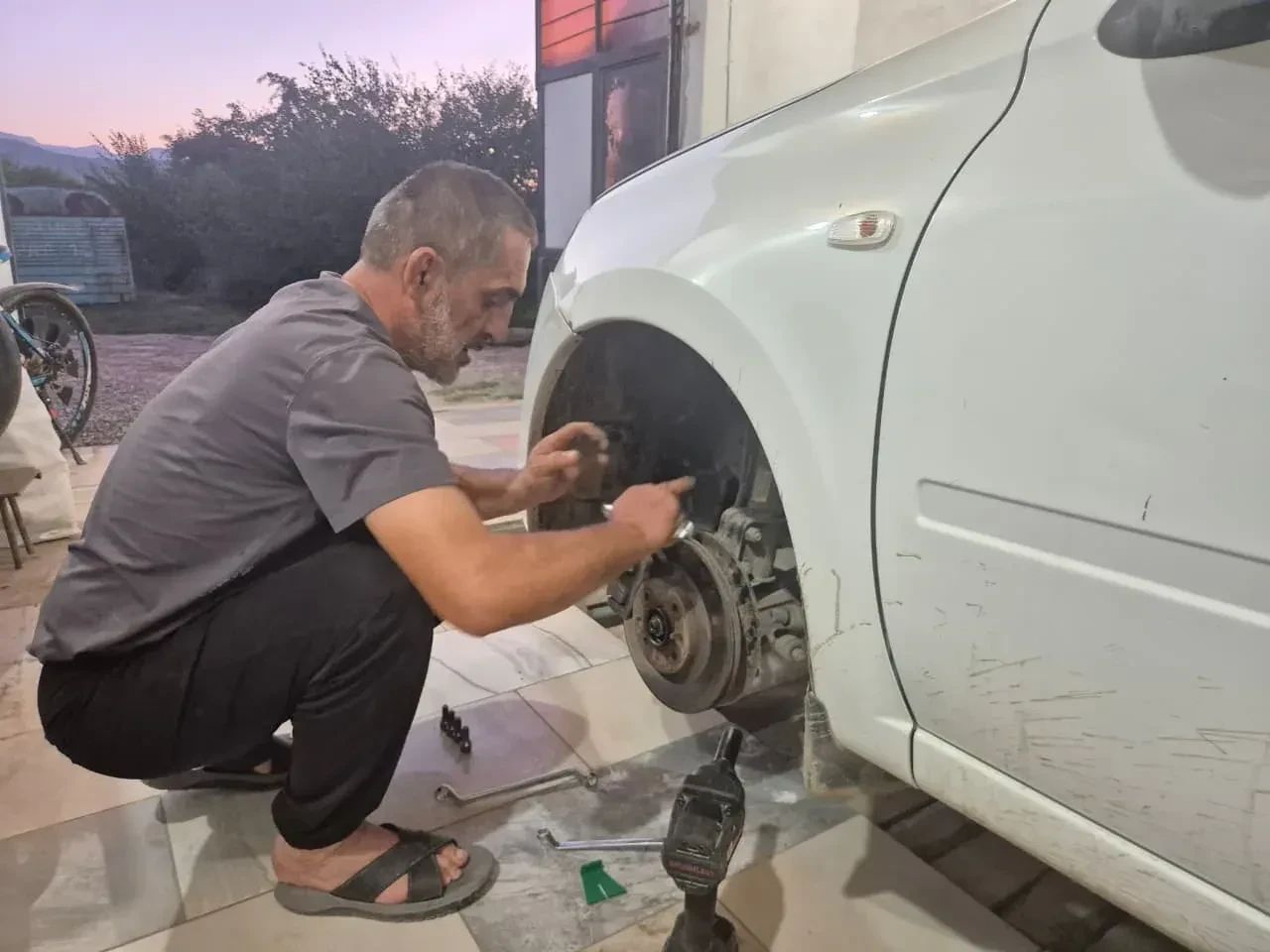 Участник СВО из Казбековского района запустил автомастерскую на господдержку