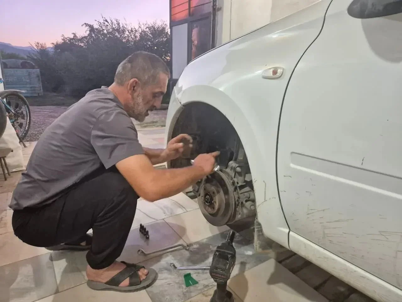 Участник СВО из Казбековского района запустил автомастерскую на господдержку