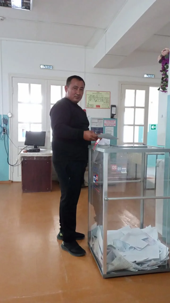 Второй день выборов в Ногайском районе: в селе Нариман проголосовал ветеран СВО