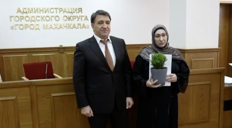 Джамбулат Салавов вручил ключи от будущего 110 семьям участников СВО