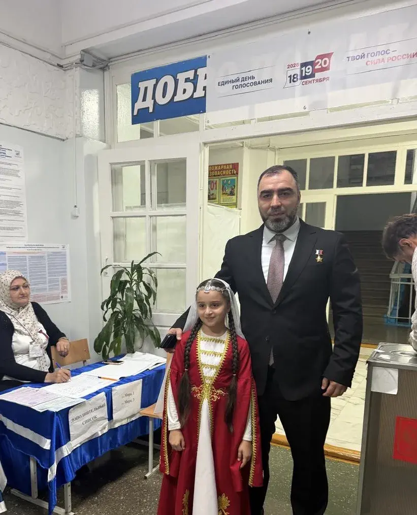 Энвер Набиев посетил избирательный участок в Каспийске