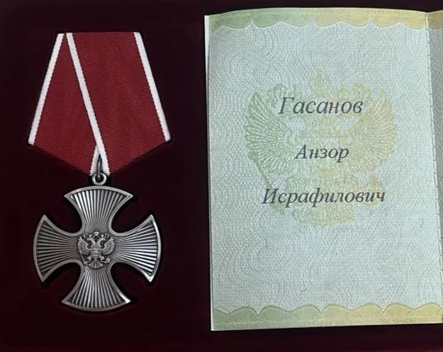 «Его подвиг не забыт»: семье погибшего бойца из Дербента передали Орден Мужества