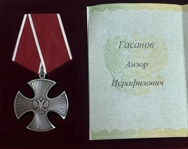 «Его подвиг не забыт»: семье погибшего бойца из Дербента передали Орден Мужества