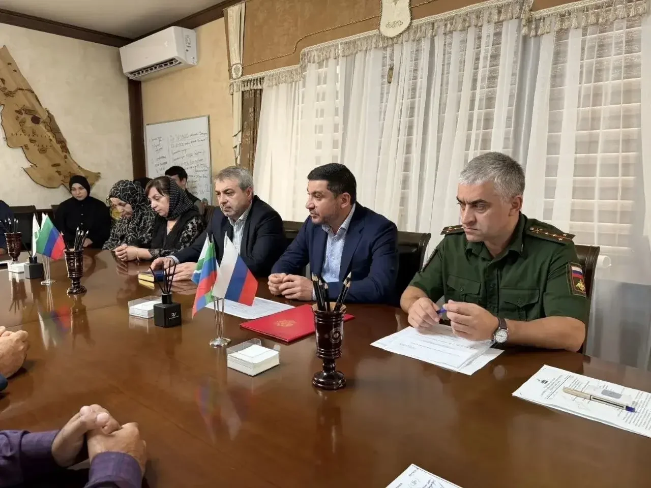 Ордена Мужества и медали Жукова передали семьям погибших военнослужащих в Дербентском районе