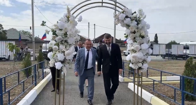 В Байрамауле открыли новую школу на 604 места - в торжественной линейке участвует Магомед Рамазанов
