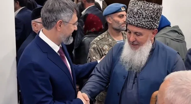 Совет старейшин Чечни передал Магомеду Рамазанову символический подарок после назначения