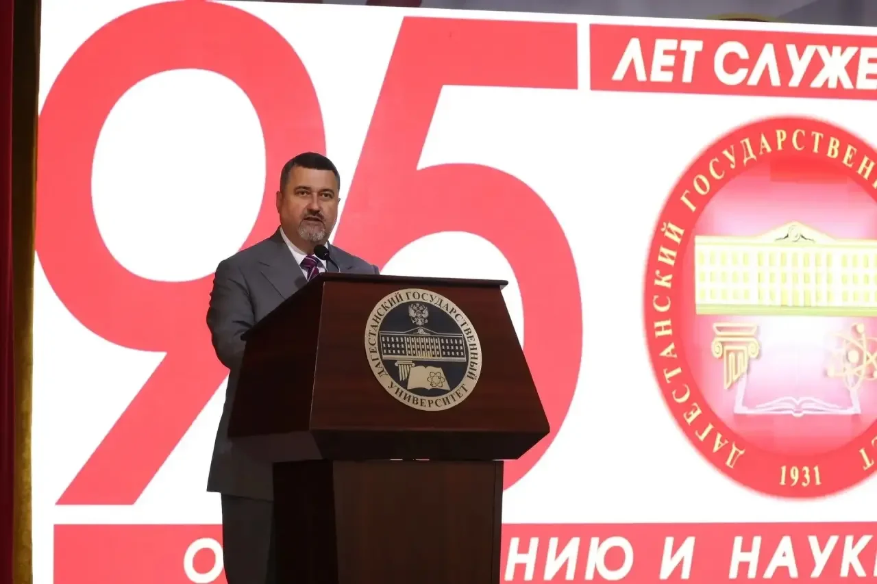 Фёдор Щукин наградил сотрудников университета за заслуги в сфере образования