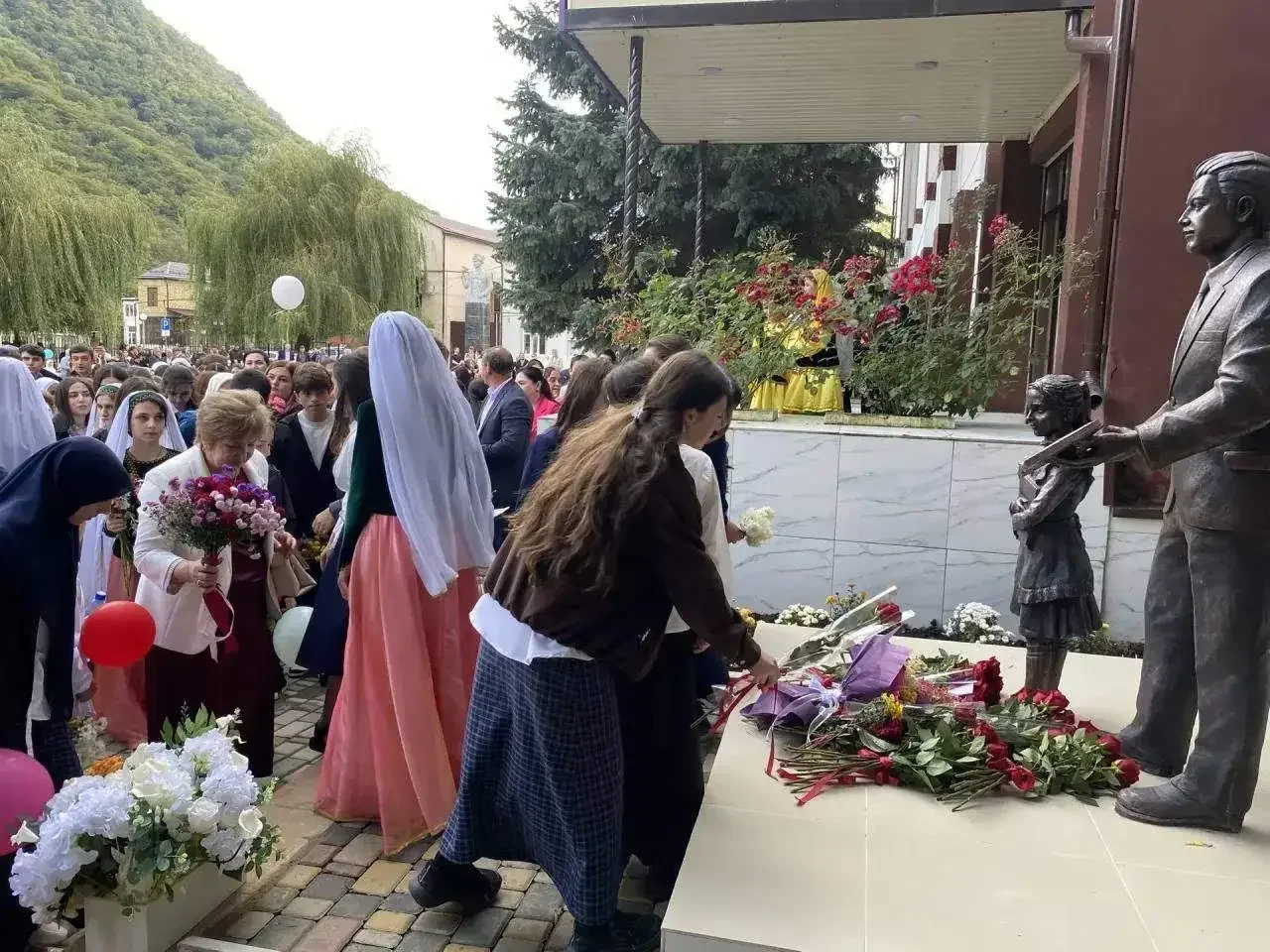 Памятник учителю установили на центральной площади Хучни