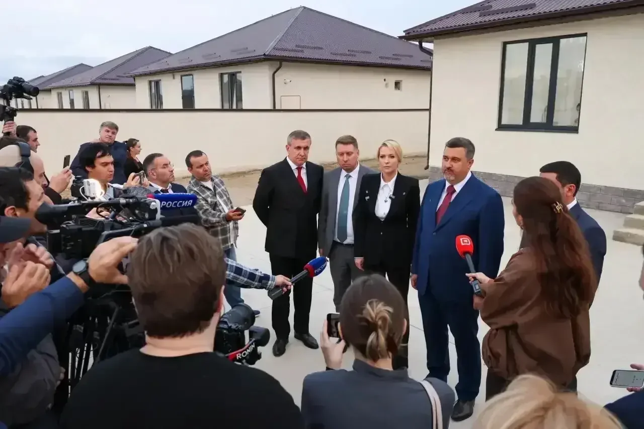 Фёдор Щукин и Яна Лантратова вручили ключи от новых домов пострадавшим от паводка в Мамедкале