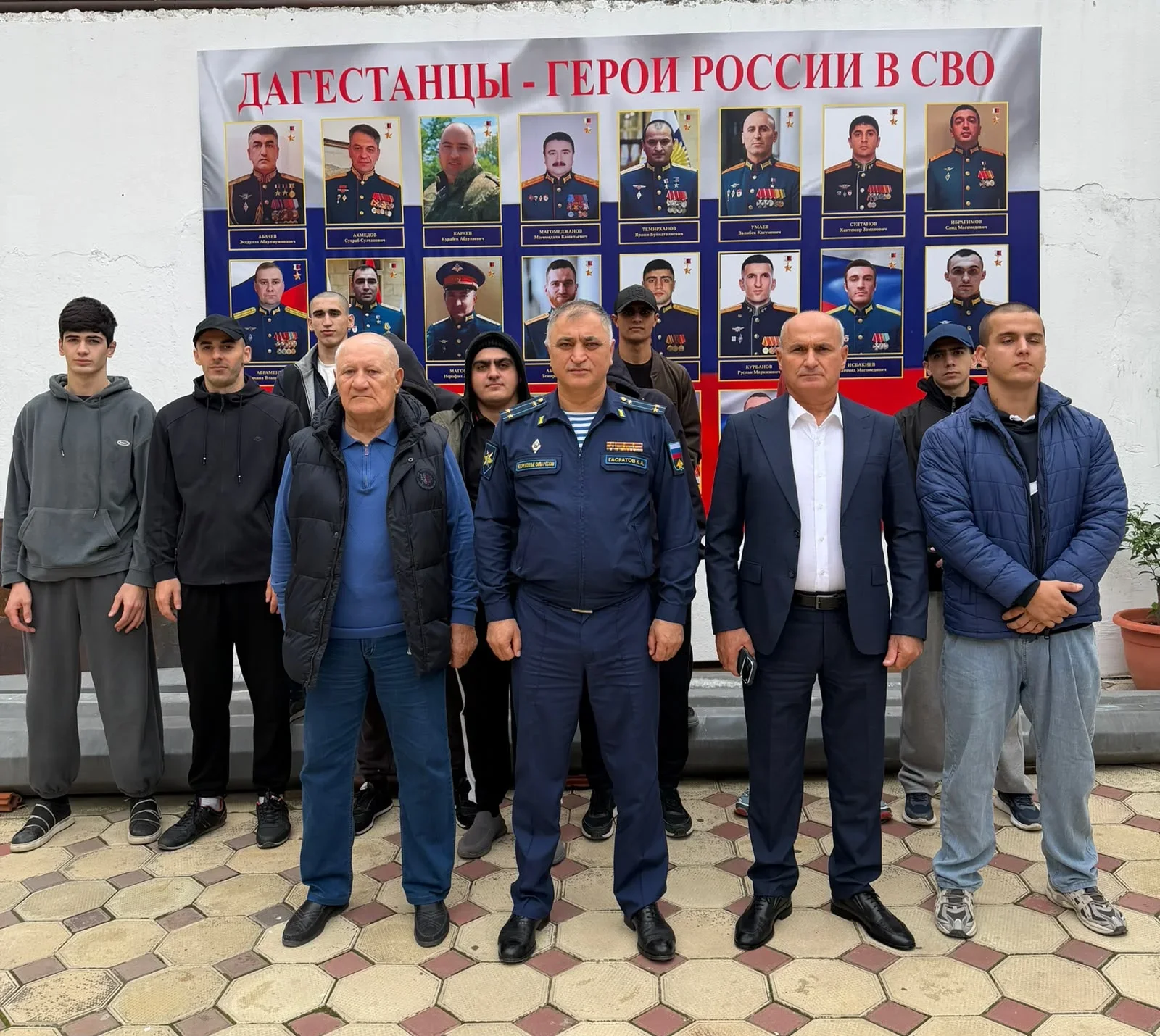В Дербенте началась осенняя призывная кампания: на службу отправились первые 12 новобранцев