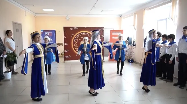 В Дербенте почтили память выпускника школы Артура Галустяна