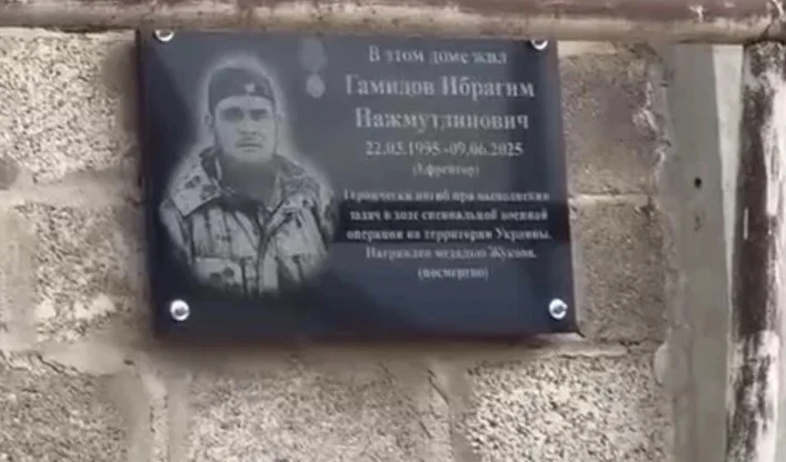В Каспийске появились новые мемориалы в честь героев СВО