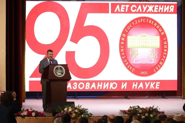 Фёдор Щукин поздравил ДГУ с 95-летием и вручил государственные награды