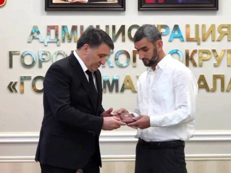 Мэр Махачкалы вручил ордена Мужества семьям 21 погибшего бойца СВО