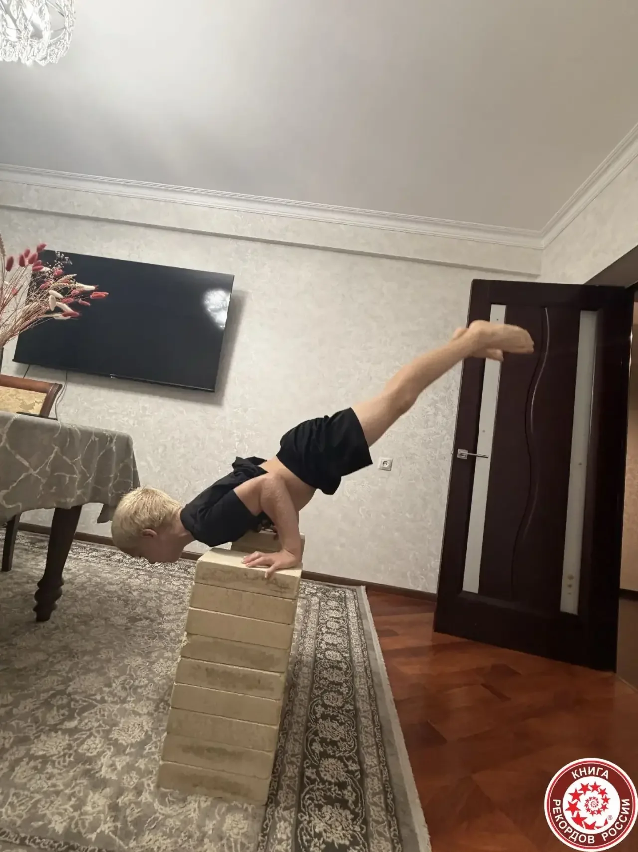 Шестой рекорд России в 11 лет: махачкалинский спортсмен покорил высоту 49 сантиметров