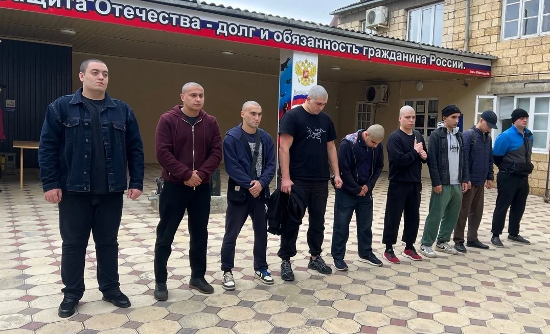 Из Дербента и Дербентского района на срочную службу отправились ещё девять призывников