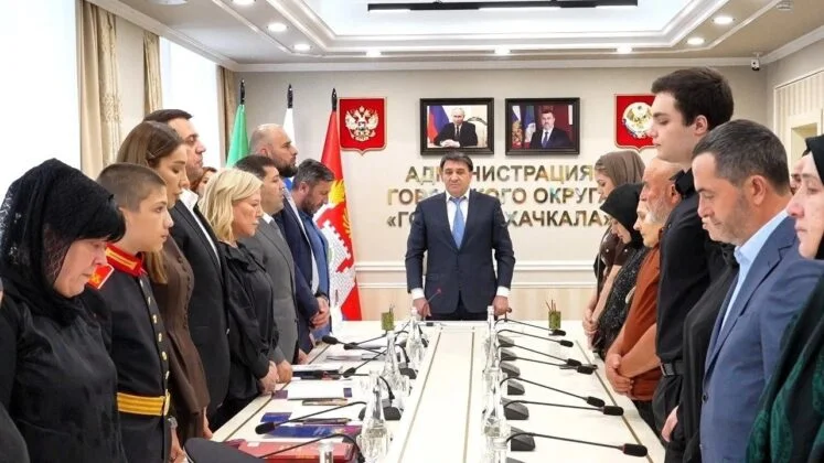 Память, отлитая в бронзе: Джамбулат Салавов вручил государственные награды семьям 18 героев из Махачкалы