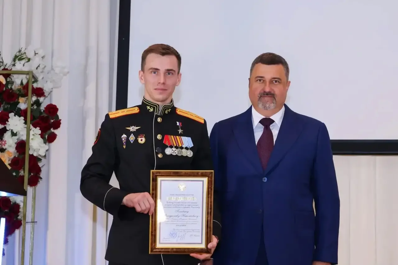 Фёдор Щукин наградил Героя России Владислава Головина Благодарностью Главы Дагестана