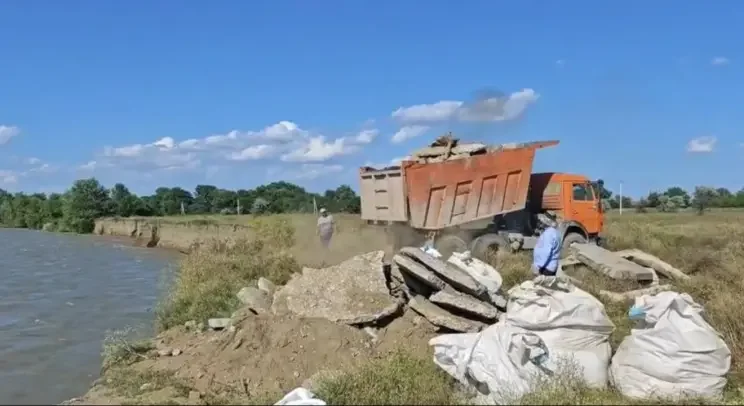 В Кизилюртовском районе возводят защитный барьер: в Султанянгиюрте экстренно укрепляют береговую черту