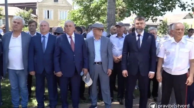 В Махачкале открыли памятник Герою России Адильгерею Магомедтагирову