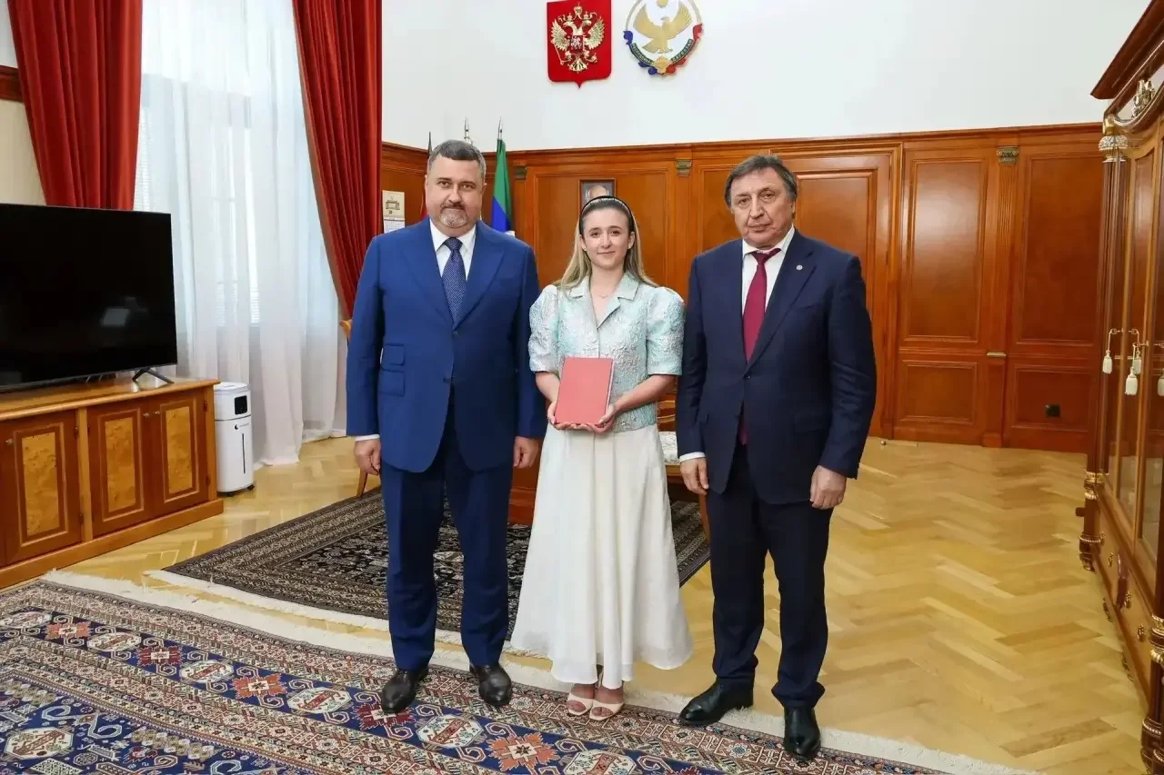 Фёдор Щукин вручил 150-тысячный красный диплом выпускнице ДГУ и заявил о поддержке университета