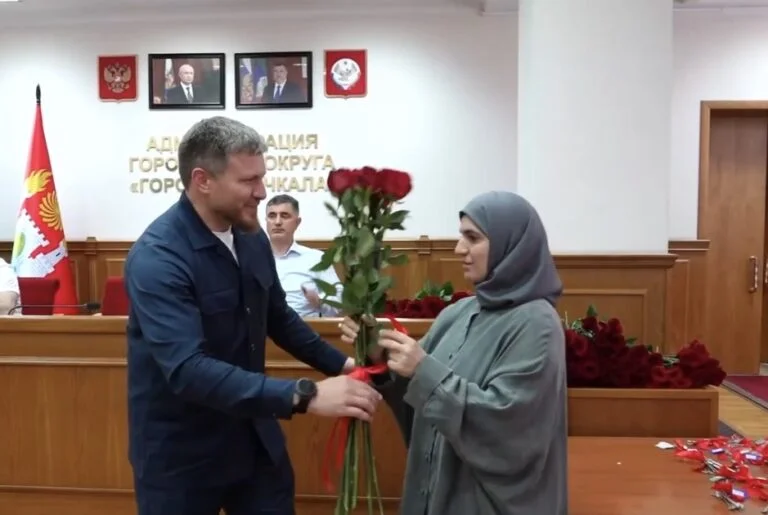 В Махачкале стартовала новая волна новоселий: сиротам вручили ключи от полностью готовых квартир