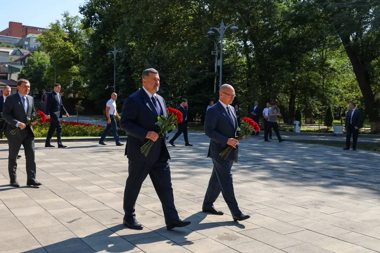 Сергей Кириенко и Фёдор Щукин почтили память героев Великой Отечественной войны в Махачкале
