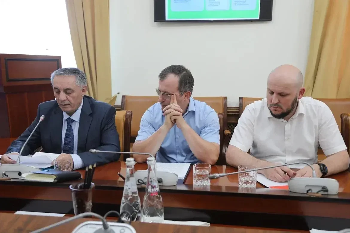 Магомед Рамазанов поручил усилить контроль за частными клиниками, аптеками и центрами косметологии Дагестана