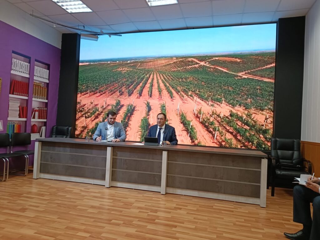 В Махачкале прошла пресс-конференция заместителя руководителя Комитета по виноградарству и алкогольному регулированию РД Ахмеда Ахмедова