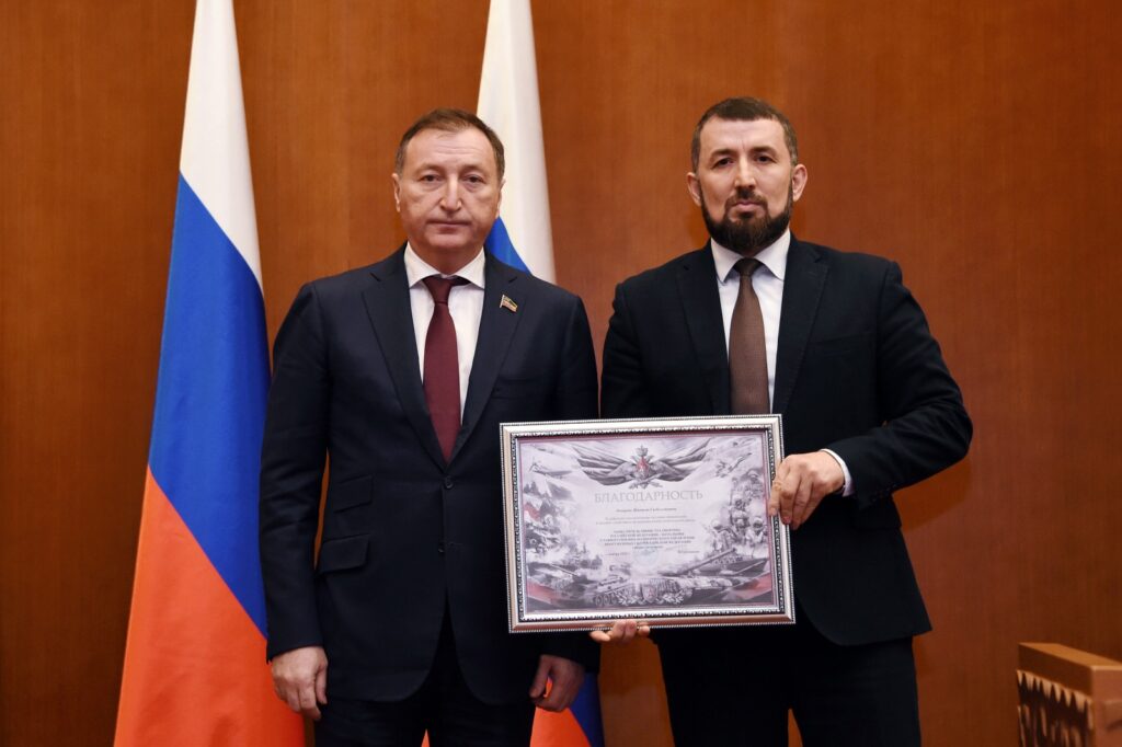 Депутату Народного Собрания РД Шамилю Омарову вручили благодарность от Минобороны РФ