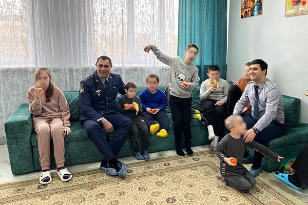 Сотрудники УФСИН навестили умственно-отсталых детей