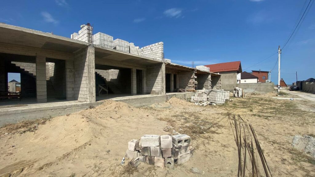 В Дагестане требуют снести 20 незаконных строений на побережье моря