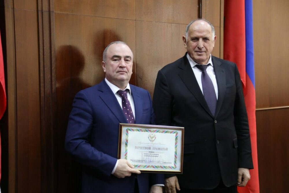 Абдулмуслим Абдулмуслимов вручил госнаграды экономистам Дагестана