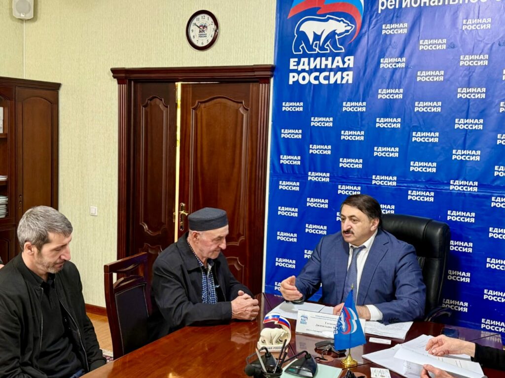 Депутат Госдумы РФ Джамаладин Гасанов выслушал обращения дагестанцев