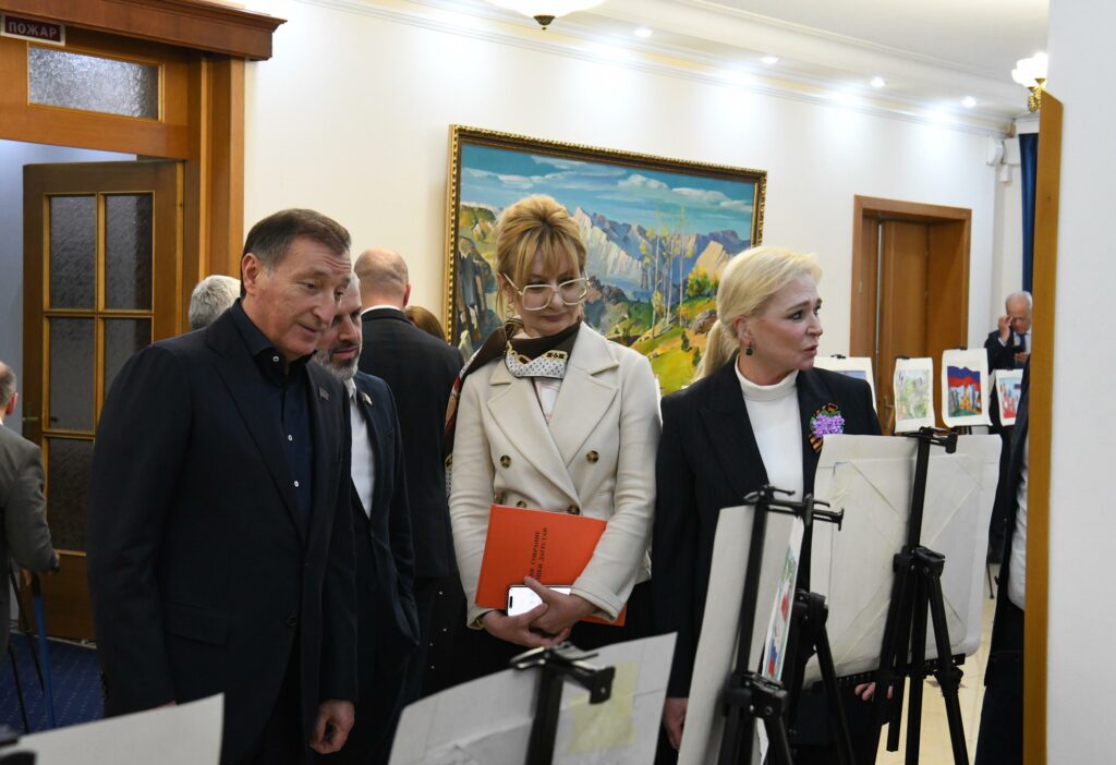 Заур Аскендеров посетил выставку рисунков победителей конкурса «Моя Россия: рисуем сердцем»