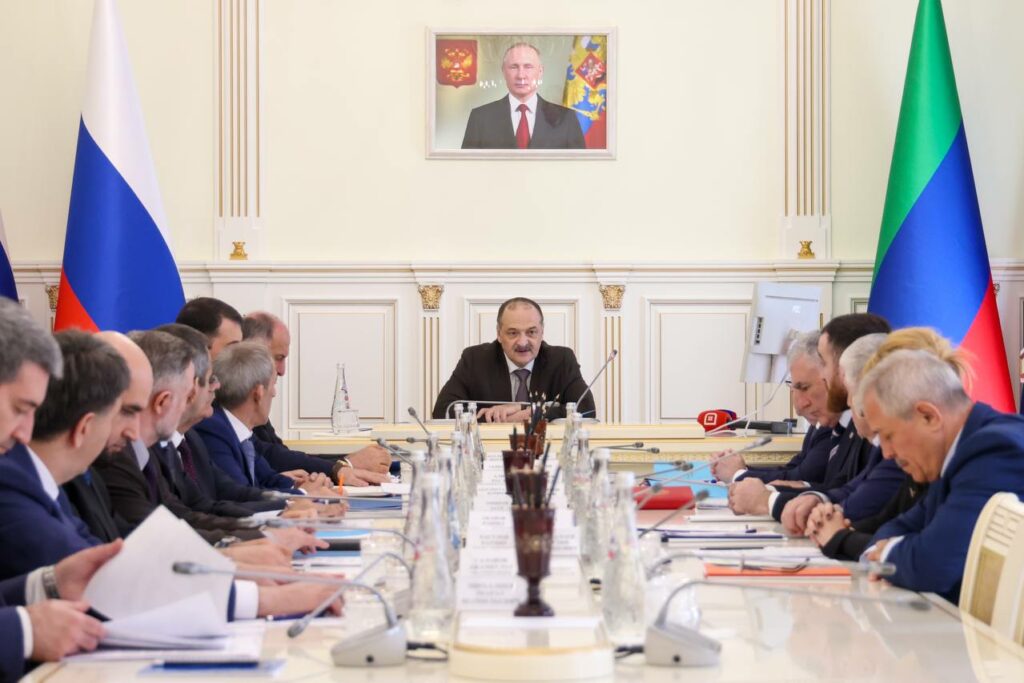 Меликов проводит заседание по вопросам реагирования органов власти на обращения граждан