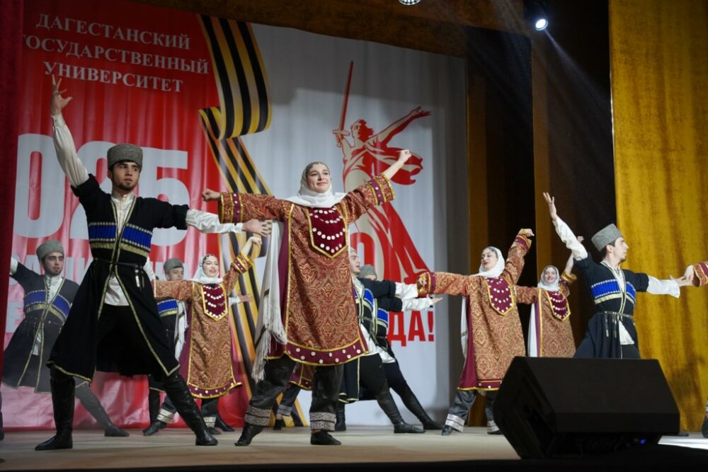 Гала-концерт «Студенческая весна ДГУ» посвятили 80-летию Победы в Великой Отечественной войне