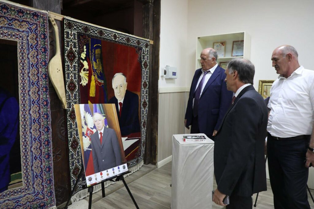 Выставка фотографий Муху Алиева открылась во Дворце культуры в Хунзахе