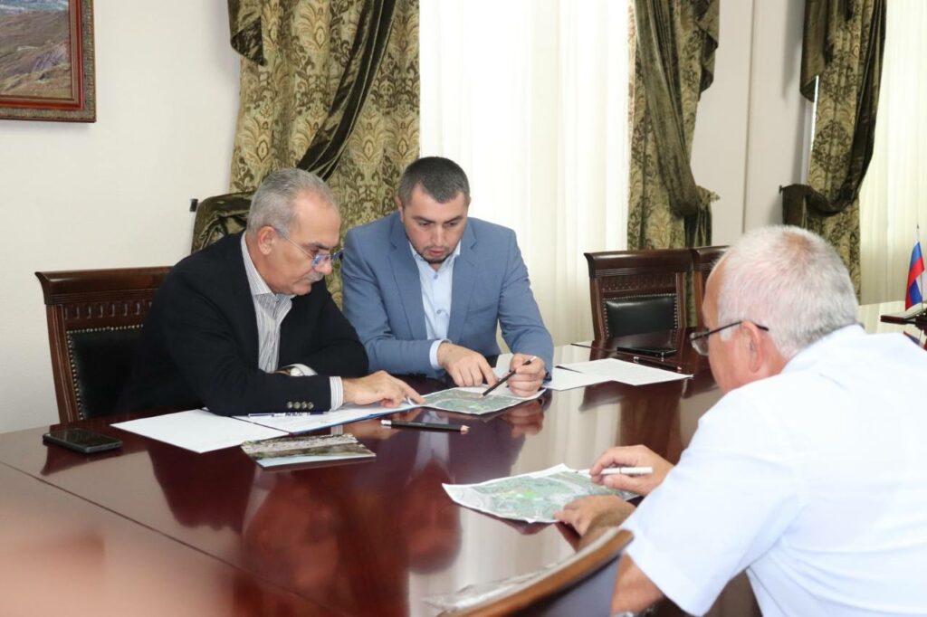 Вице-премьер Дагестана провёл личный приём в Докузпаринском районе